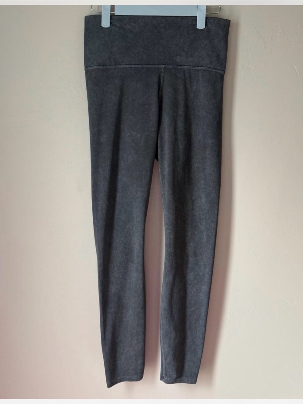 Vuori High-Waist Leggings in Charcoal